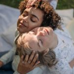 Pourquoi les femmes apprécient les conversations profondes tard le soir