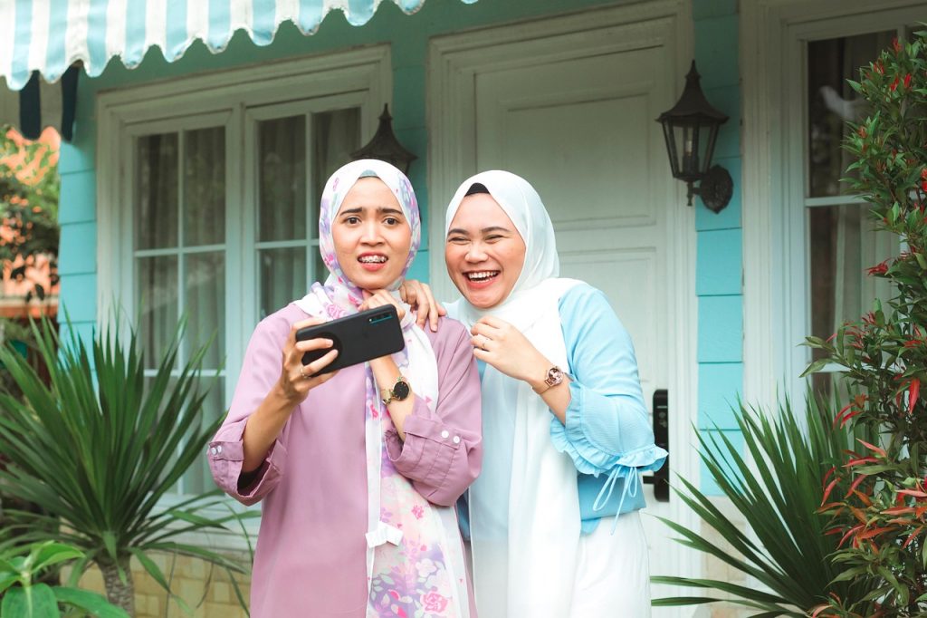 Pourquoi les introvertis se sentent à l’aise dans les salles de discussion vidéo anonymes